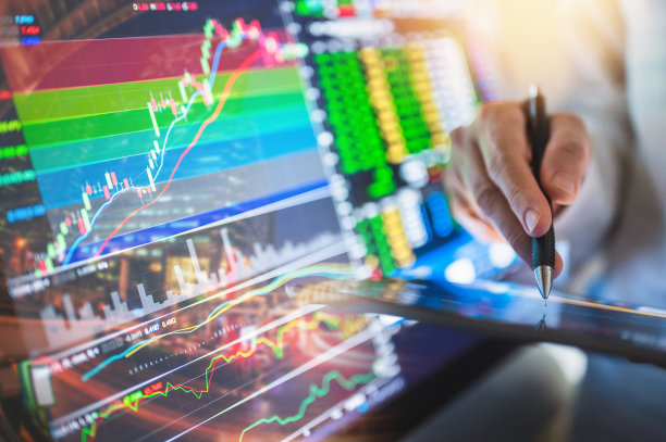 特写年轻的新一代交易员与图形和财务报告在电脑屏幕和持有比特币在他的现代办公室工作的一只手。隐匿的。虚拟货币。投资理念图片下载