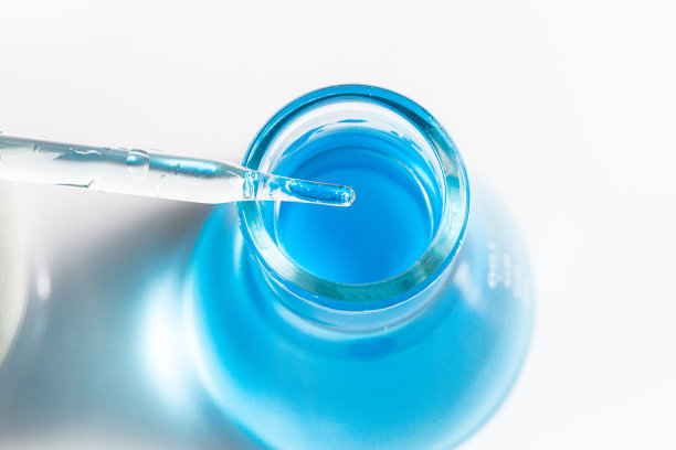 有滴管将液体滴入试管的实验室玻璃器皿。科学实验室的试管、实验室设备图片下载