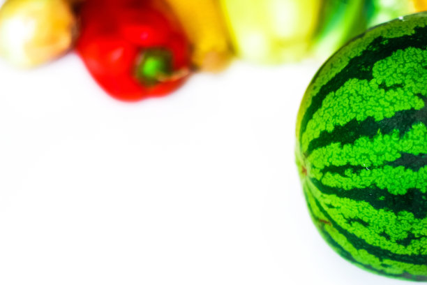 成熟的条纹西瓜孤立在白色。秋天的静物配上西瓜，还有各种五颜六色的蔬菜放在白色的背景上。感恩节快乐。有选择性的重点图片下载