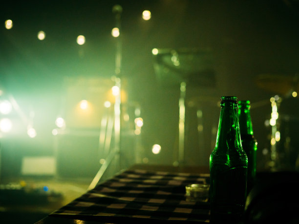 准备乐队在夜总会的舞台上表演。图片下载