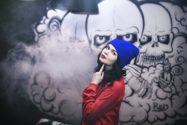 年轻貌美的女子在房间墙壁上的涂鸦背景性感、时尚、时尚图片下载