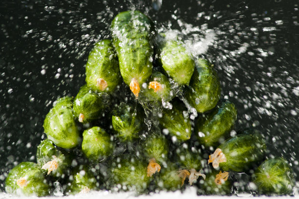 黑色背景下的黄瓜图片下载