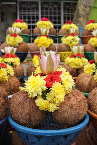 在印度迈索尔的chamundi山上的印度教寺庙外，一幅宗教仪式用品的肖像图片，包括鲜花、樟脑、香烛和篮子里的椰子。图片下载