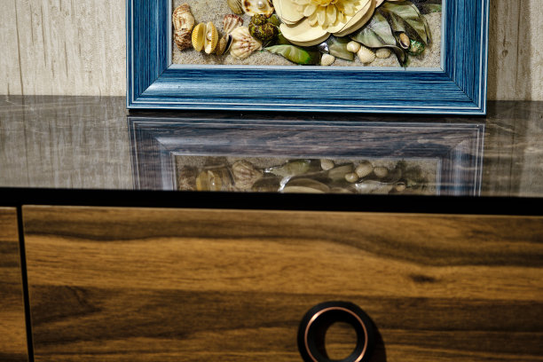 流苏桌在闪闪发光的台面图片下载