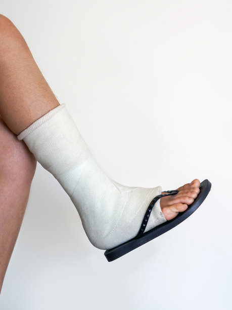 打了石膏的那条腿放在另一条腿的膝盖上。图片下载