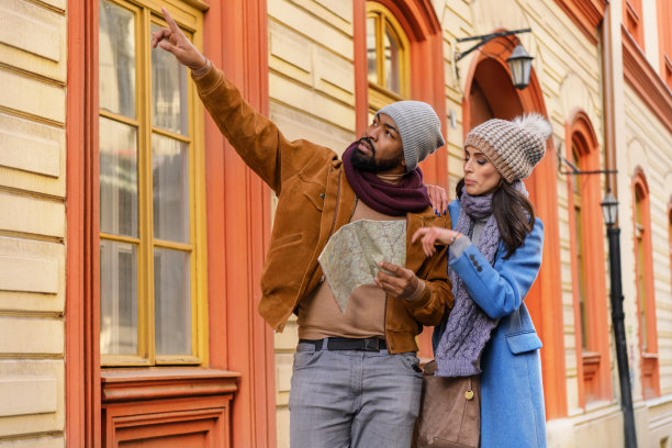 年轻的多民族游客正在使用旅游地图游览这座城市。图片下载