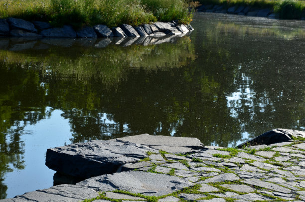 绳子连接河岸。在这里可以训练士兵，也可以乘坐缆车或渡轮。水闸，水池岸边的水闸，隐藏在水岸的帆布衬里图片下载