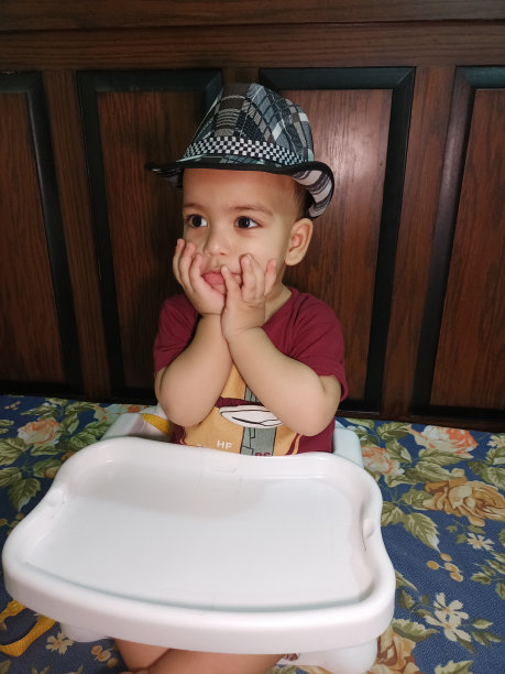 当他妈妈对他说些什么时，小男孩看起来很惊讶图片下载