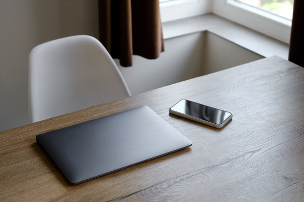 有笔记本电脑和智能手机的办公桌。木制桌子，有几种装置。远程工作。居家办公商业背景。在家里办公图片下载