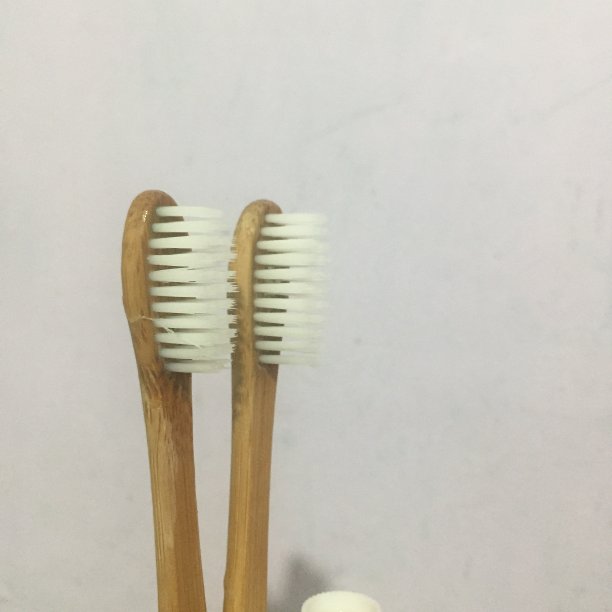 两个木质牙刷。图片下载