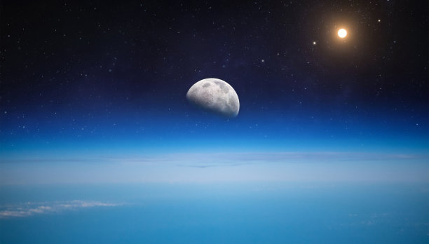 地球行星的轨道。月亮和太阳在地平线上。地球的大气层。外层空间的边界。蓝色的天空。这张图片的元素是由美国宇航局提供的图片下载