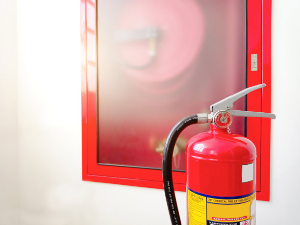 工程师检查工业消防控制系统，火灾报警控制器，火灾通知，防火灾。系统准备好一旦发生火灾。图片下载