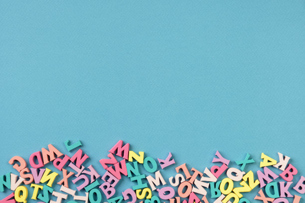 背景与许多多种颜色的字母。回到学校。学校学习，教阅读。图片下载