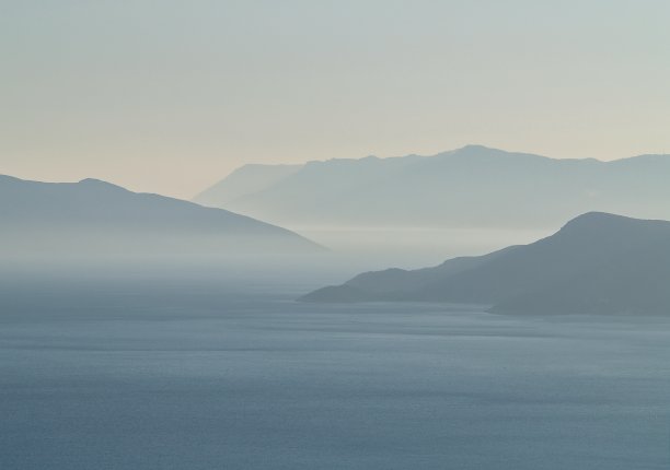 远处的群山在雾蒙蒙的海面上，希腊萨摩斯岛。图片下载