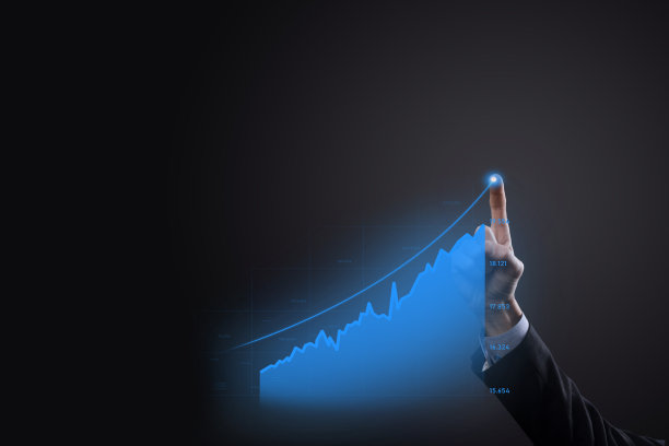 持有全息图和股票市场统计数据的商人获得利润。成长计划和商业策略的概念。数字屏幕显示经济实惠。图片下载