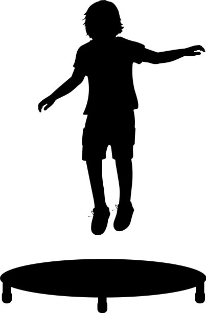 剪影男孩在蹦床上跳图片下载