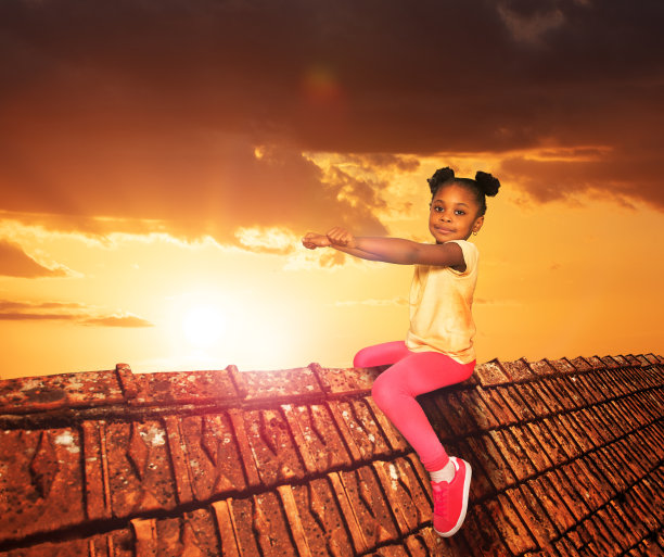 女孩坐在屋顶上做着梦幻般的插画图片下载