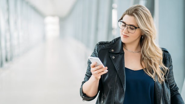 移动通讯小玩意使肥胖女性图片下载