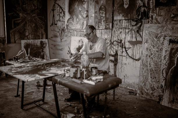 他的画是彩色的，但他的生活是黑色的图片下载