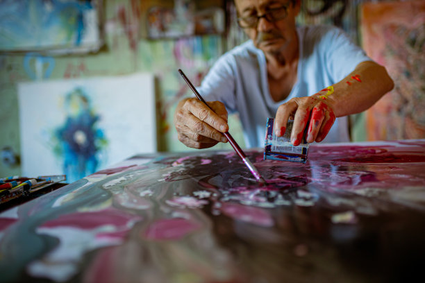 希望艺术能把他从贫穷和饥饿中拯救出来图片下载