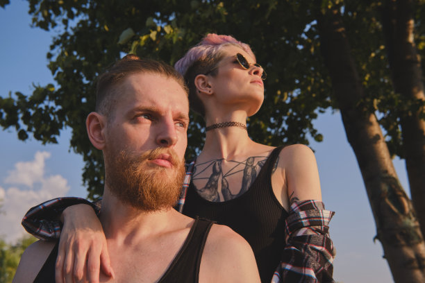 年轻夫妇在户外共度时光图片下载