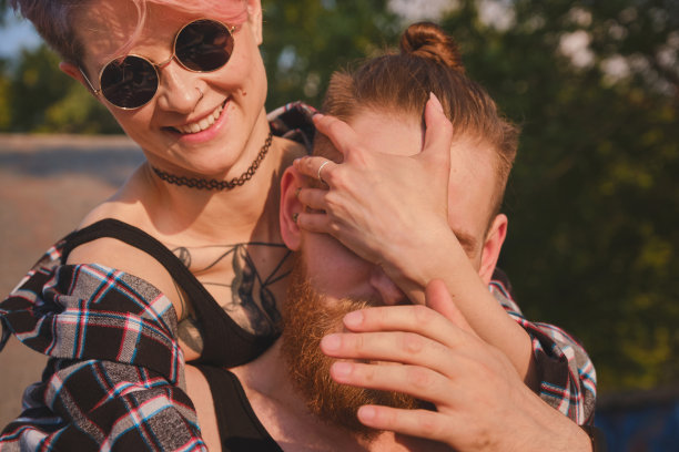 可爱的彩色情侣在户外玩耍图片下载