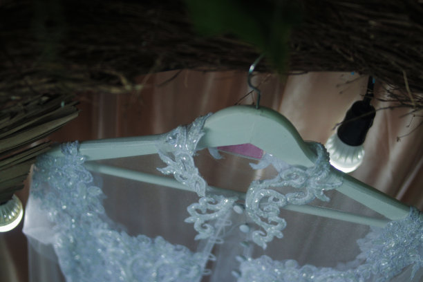 传统的印度尼西亚白色婚纱叫做kebaya挂在衣架上图片下载