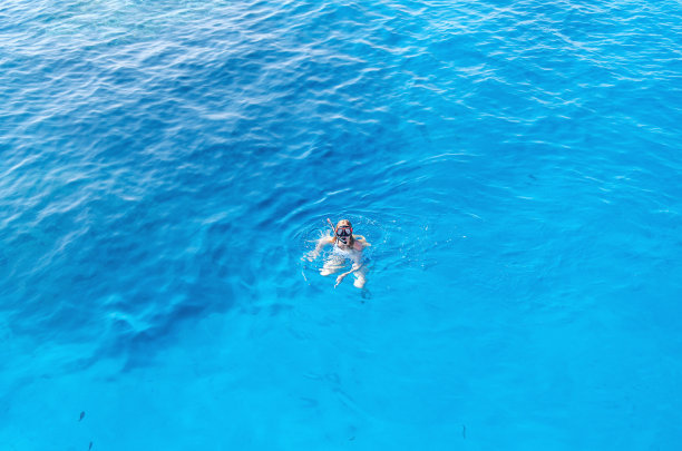 女人浮潜在蓝色的海水图片下载