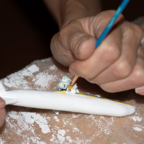 纤巧的女性手正在制作飞机模型图片下载