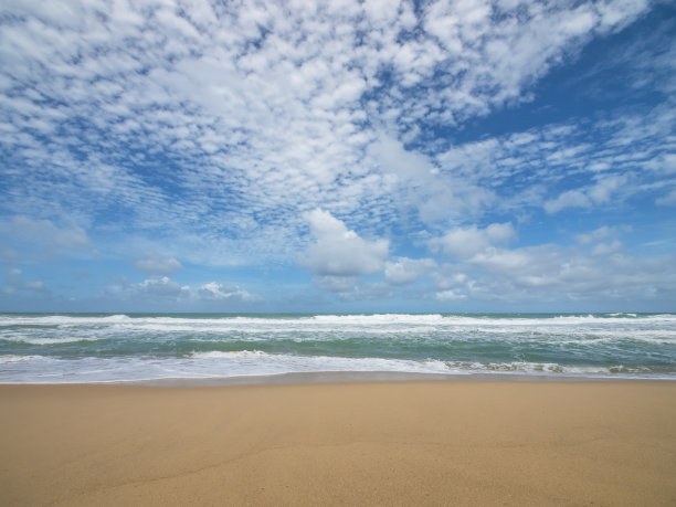 美丽的热带海滩与蓝天抽象纹理背景。复制空间的暑假和假期商务旅行的概念。复古色调滤镜效果色彩风格。图片下载