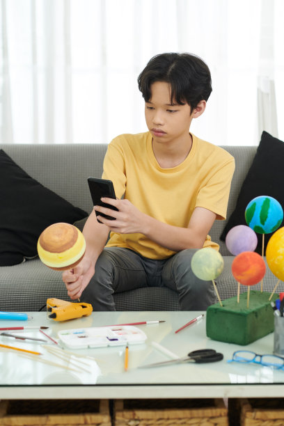 男孩拍摄泡沫聚苯乙烯行星木星图片下载