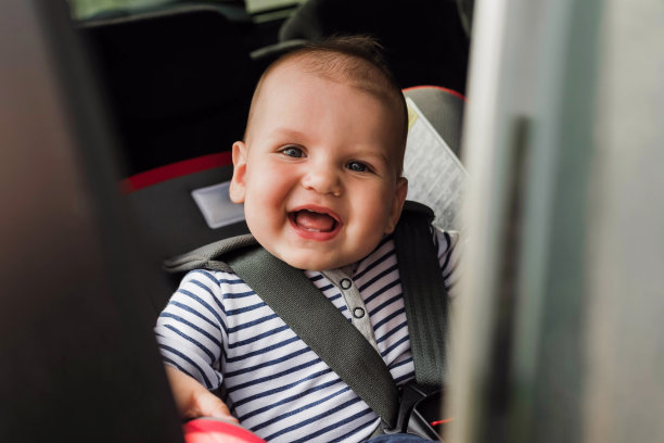 孩子坐在车里的安全座椅上。健康、安全上道的理念。图片下载