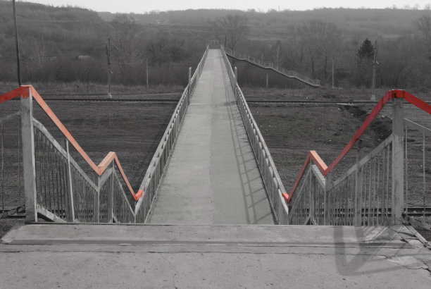 2021年4月23日;黑白照片与红色元素。横跨铁路轨道的空中桥梁。图片下载