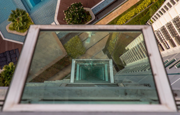 反射玻璃窗可以在白天从公寓阳台上看到外面。图片下载