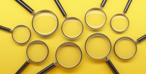 黄色背景上的放大镜图片下载