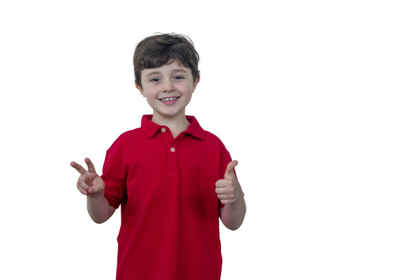 一个七岁的男孩做出了胜利的v图片下载