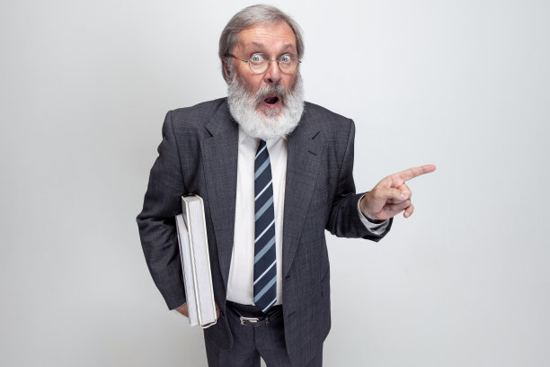 有趣的教授，老师，科学家在灰色的工作室背景下孤立地摆姿势。职业、工作、教育和动机的概念。图片下载