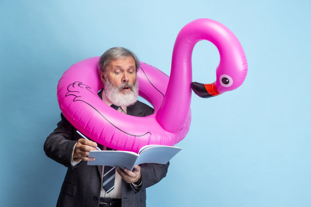 老人的肖像白发男子，教授，教师工作孤立的蓝色工作室背景。职业、工作、教育和动机的概念。图片下载