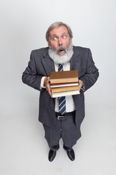 有趣的，可爱的白发老人，教授，老师在灰色的工作室背景下孤立地摆姿势。职业、工作、教育和动机的概念。图片下载