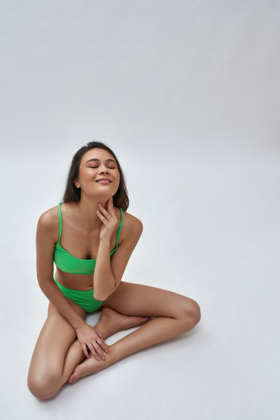 年轻的亚洲女孩弯着腿，闭着眼睛图片下载