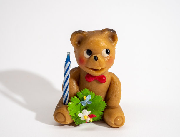 杏仁软糖做的大熊，白色背景上有蜡烛。图片下载