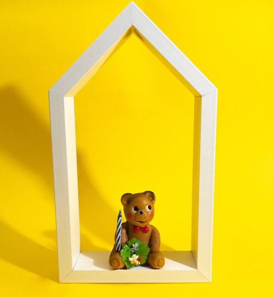 黄色背景上，杏仁糖做的大熊，蜡烛。图片下载