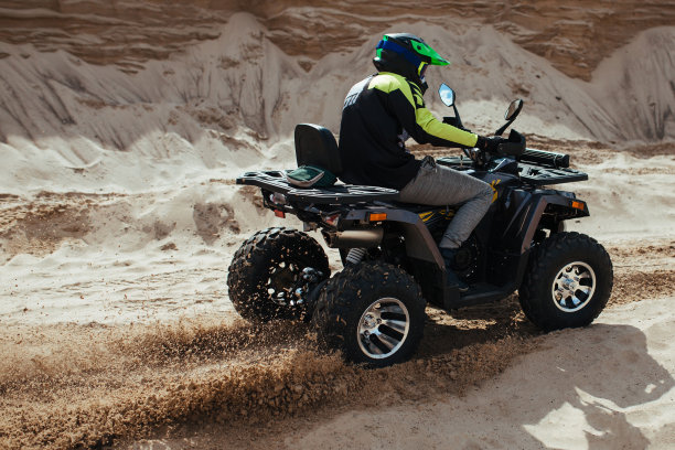 沙滩车在沙滩上比赛。极限运动的概念图片下载