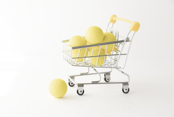 篮子与黄色的球在一个浅色的背景图片下载