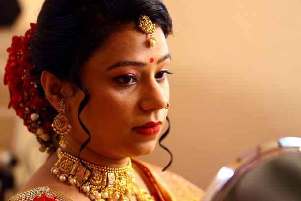 印度桥新郎女孩笑脸特写选择性聚焦图片下载