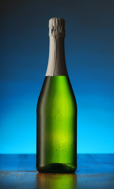 大瓶的绿色香槟图片下载