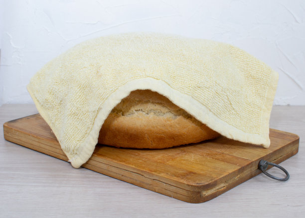 自制的新鲜面包放在木板上特写。图片下载