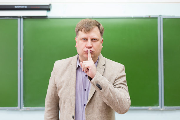 系里的一位教授要求学生们保持安静图片下载