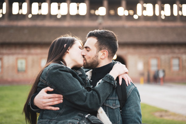 年轻的情侣在温柔的时刻，两个人互相亲吻，爱情和情人概念图片下载