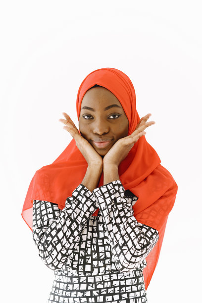 尼日利亚妇女穿着传统服装在摄影棚里摆姿势图片下载